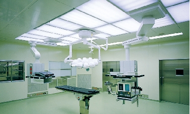 手術部の壁面パネル、システム天井と必要な設備機器のハードウェア